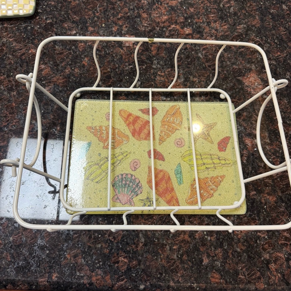 Temp-tations by Tara 3-Qt Covered Casserole – Summer Shells – NEW w/ Trivet - Picture 9 of 12
